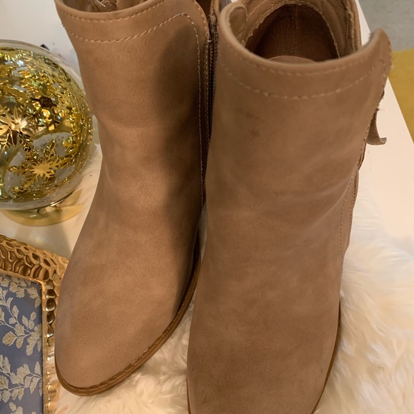 Elegant Beige Ankle Booties with Block Heel - Picture 4 of 8